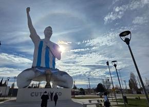 Lionel Messi este uriaș și la propriu » Statuie de 26 de metri înălțime, dezvelită în onoarea lui