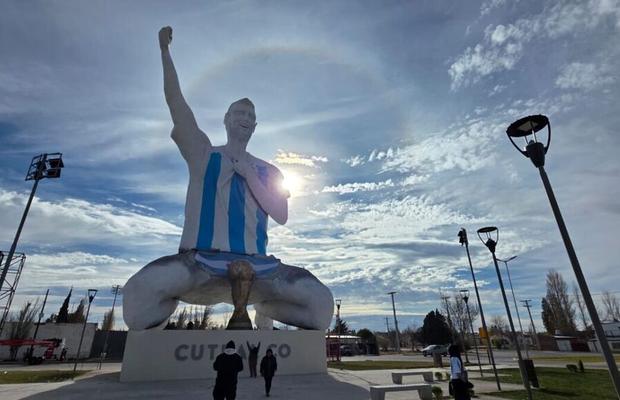 Lionel Messi este uriaș și la propriu » Statuie de 26 de metri înălțime, dezvelită în onoarea lui