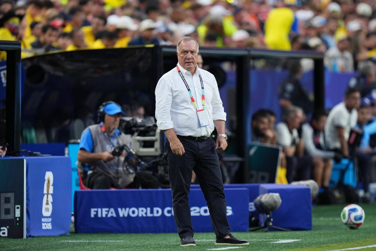 Imagini rare! Selecționerul a început să plângă pe teren după finalul meciului de la Mondial