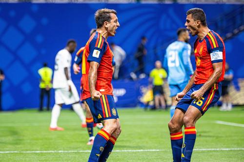 Mikel Oyarzabal, atacantul titular al Spaniei, a intrat în istoria Cupei Mondiale, după ce a înscris o „dublă” și a dat un assist în prima repriză a partidei cu Arabia Saudită, din etapa a doua a grupelor/ FOTO Imago Images