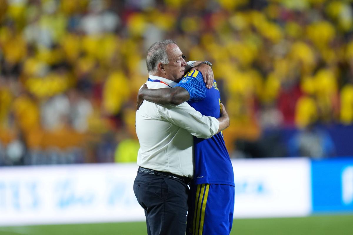 Imagini rare! Selecționerul a început să plângă pe teren după finalul meciului de la Mondial