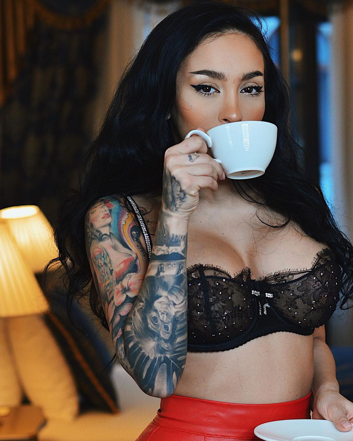 FOTO Benny Adegbuyi a avut cea mai sexy fană! Ruby a făcut show după victoria românului cu Badr Hari