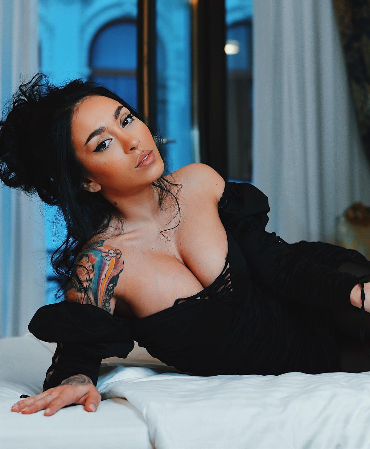 FOTO Benny Adegbuyi a avut cea mai sexy fană! Ruby a făcut show după victoria românului cu Badr Hari