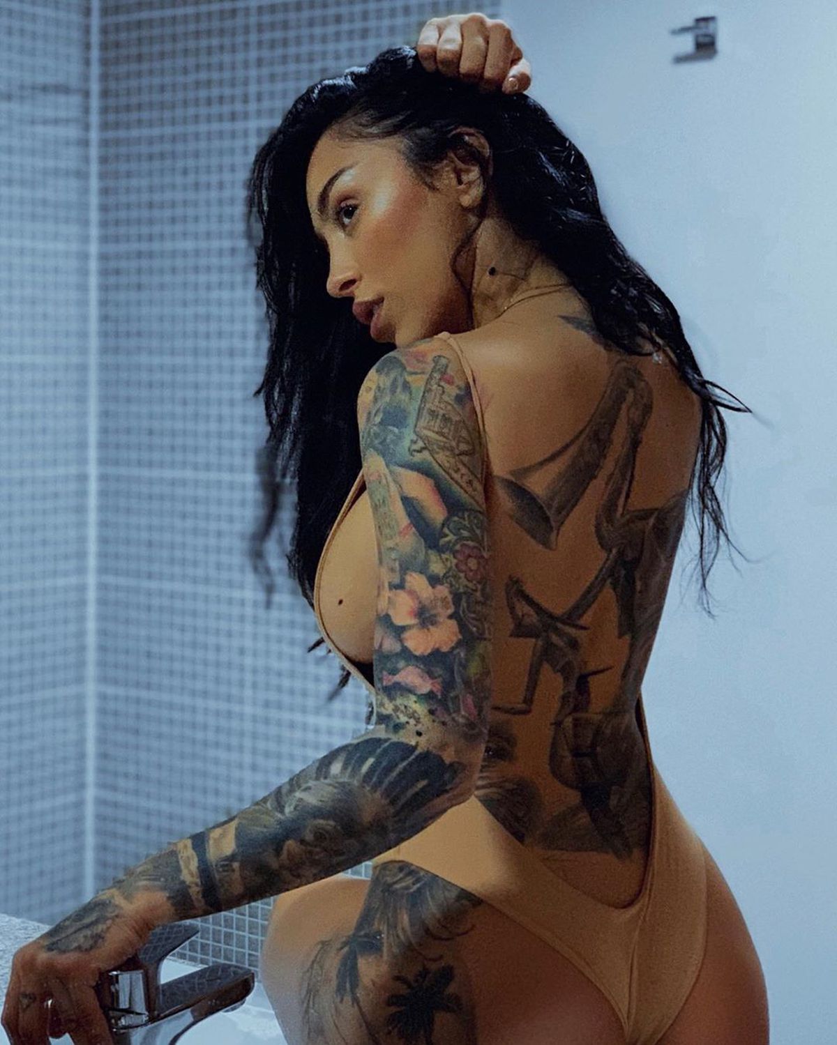 FOTO Un fotbalist celebru din Premier League îi face curte lui Ruby » Cum vrea să profite cântăreața: „Poate e băiat de treabă și îmi dă”