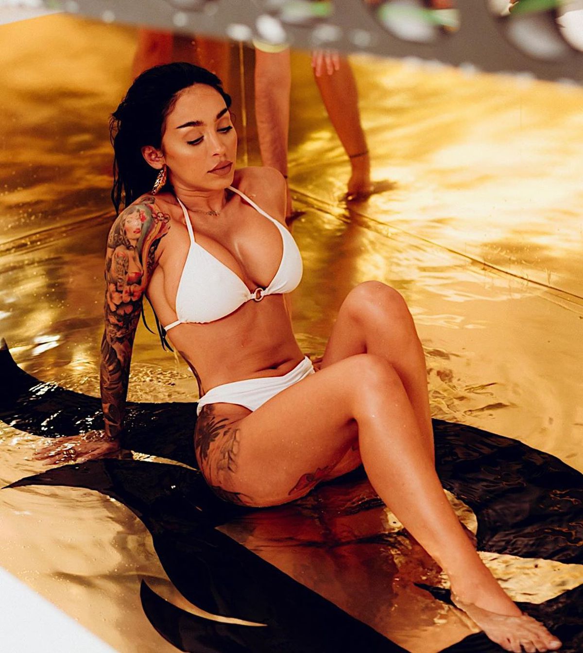 FOTO Benny Adegbuyi a avut cea mai sexy fană! Ruby a făcut show după victoria românului cu Badr Hari