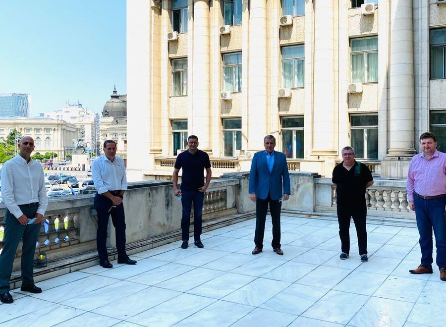 De la stânga la dreapta: doi reprezentanți spanioli ai lui Cortacero, Dan Cristian Popescu, Marcel Vela, Cornel Țălnar și Dorin Serdean Dinamo, încă un pas spre noul stadion! Ce se va întâmpla miercuri în „Ștefan cel Mare”