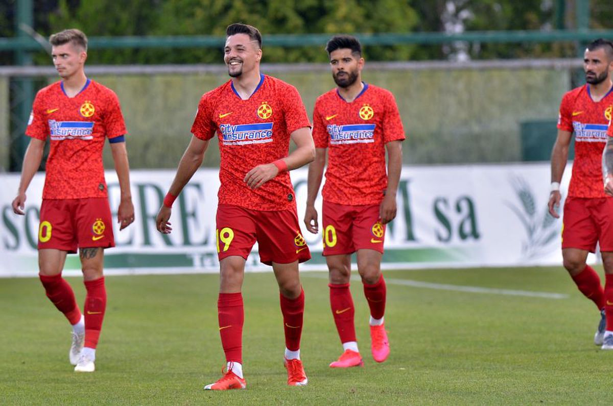 Atac fără menajamente la jucătorii de la FCSB: „Ei schimbă antrenorii!”