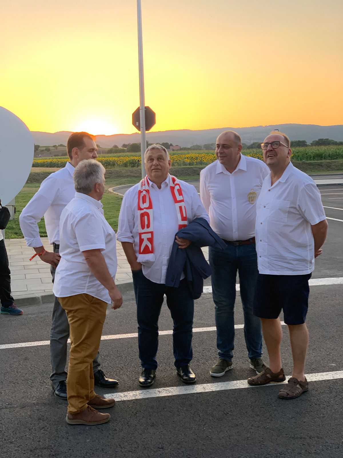 Viktor Orban, premierul Ungariei, a apărut cu fularul lui Sepsi la gât și a fost aplaudat de întreg stadionul » SPP-ul i-a controlat până și pe jurnaliști!