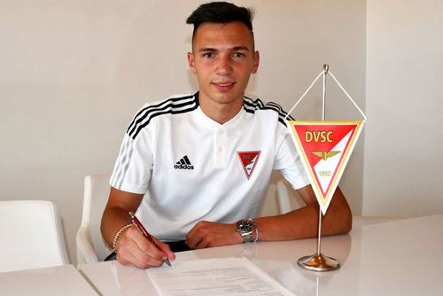 Raul Bălbărău a semnat cu noua echipă / Sursă foto: dvsc.hu
