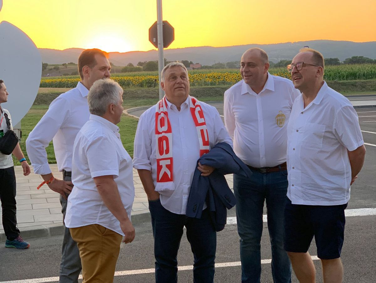 Viktor Orban, premierul Ungariei, a apărut cu fularul lui Sepsi la gât și a fost aplaudat de întreg stadionul » SPP-ul i-a controlat până și pe jurnaliști!