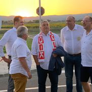 Premierul Ungariei a apărut cu fularul lui Sepsi la gât și a fost aplaudat de întreg stadionul  / Sursă foto: Iosif Popescu (GSP)