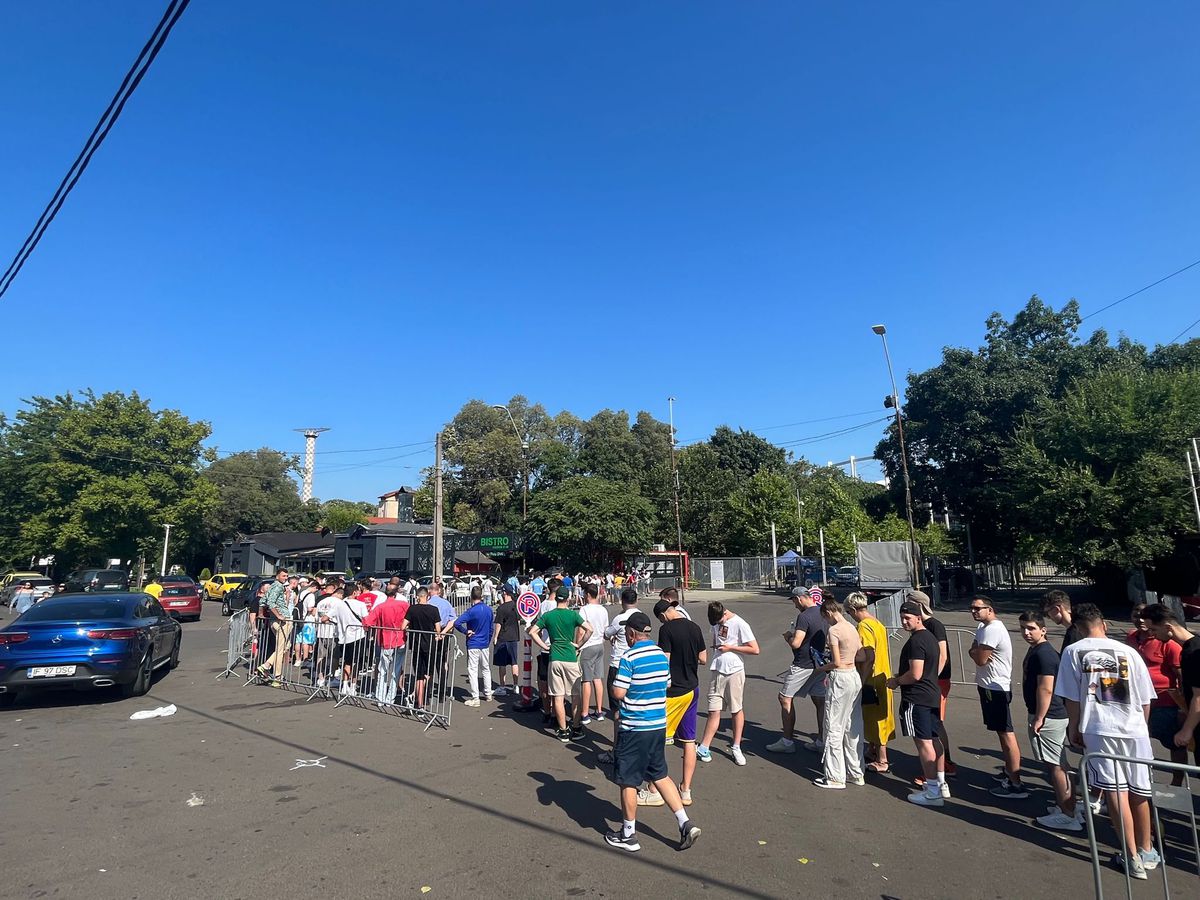 Zeci de persoane așteaptă la rând să cumpere bilete pentru FCSB - Dinamo