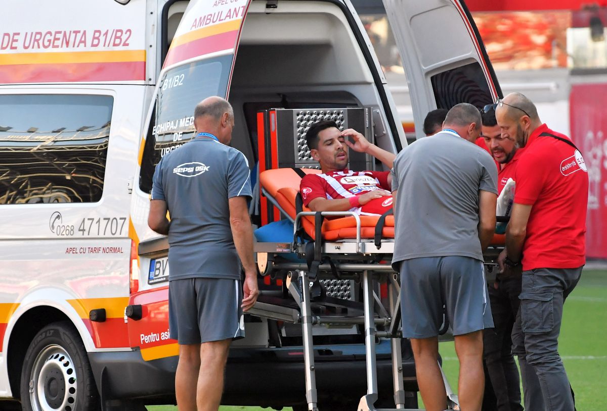 Scene uluitoare la Sepsi - FCU, primul meci al zilei din Superligă! Aproape să leșine de durere, fotbalistul n-a putut fi urcat în ambulanță dintr-un motiv incredibil