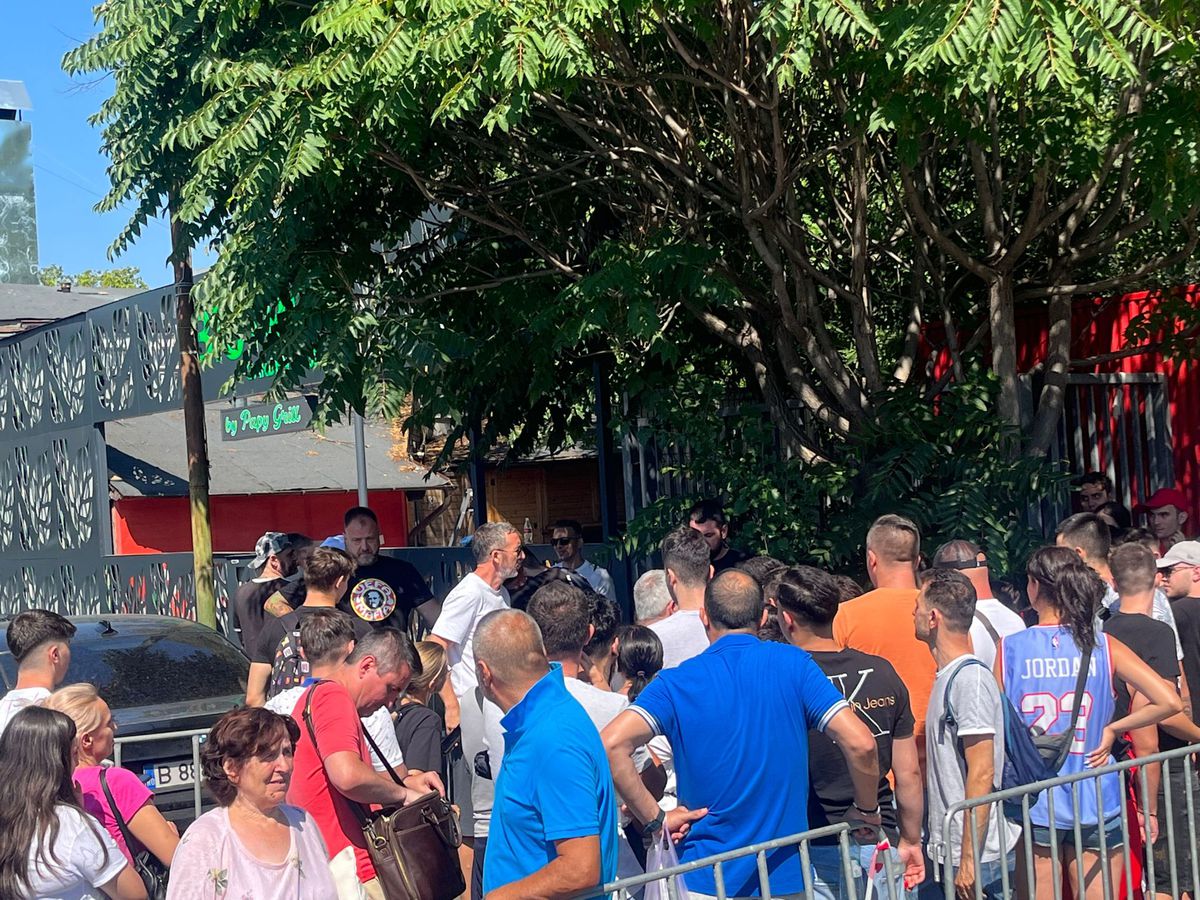 Zeci de persoane așteaptă la rând să cumpere bilete pentru FCSB - Dinamo