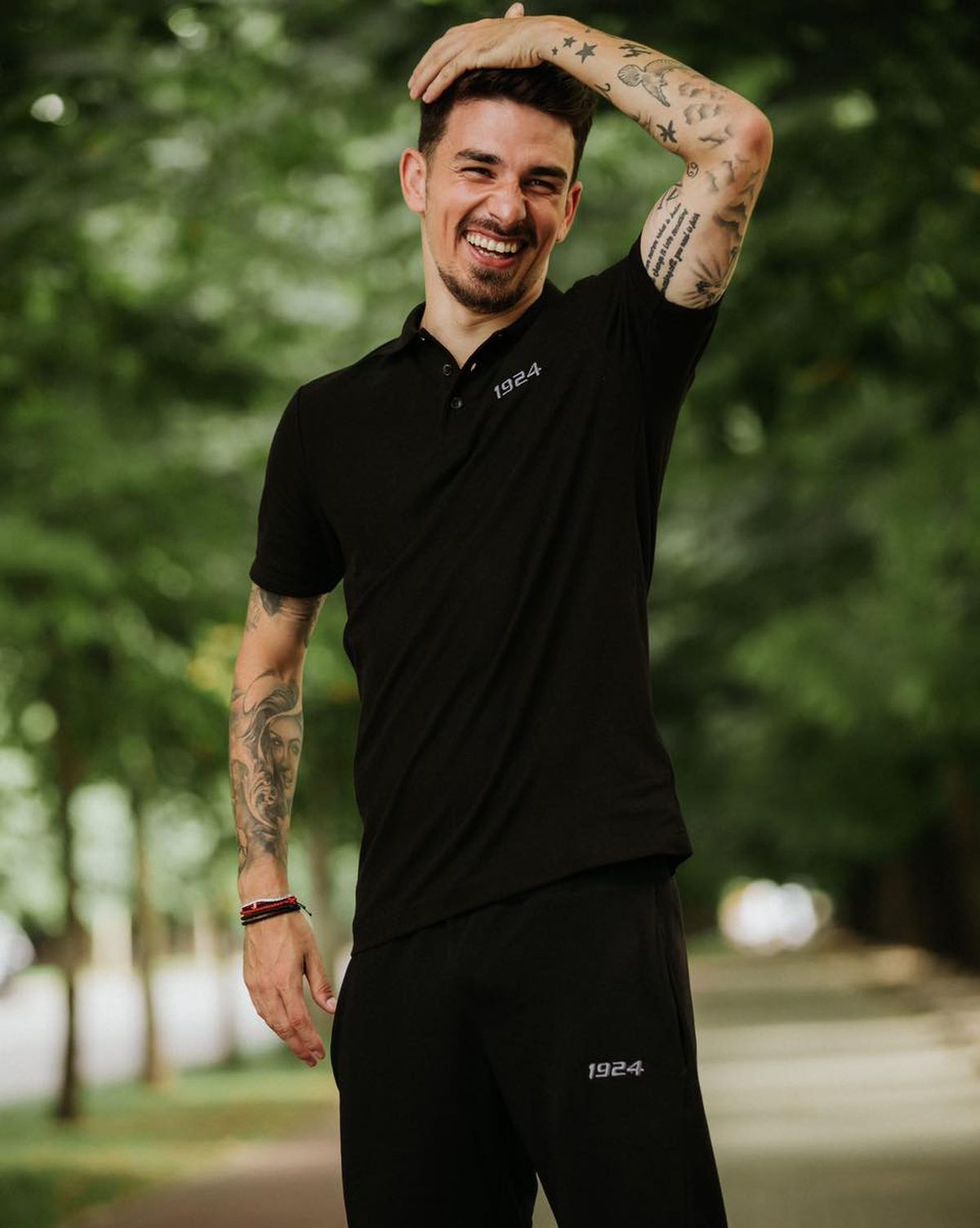 Hanca și soția lui, modele pentru noua colecție de articole vestimentare lansată de Petrolul