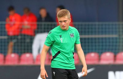 Au transferat fiul unei vedete rock, dar au aflat de pe Google despre cine e vorba!