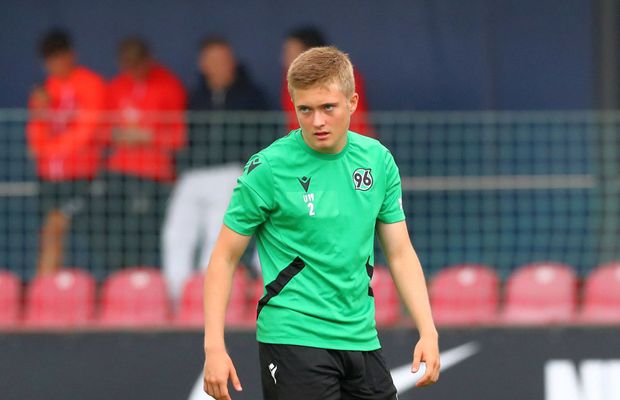 Au transferat fiul unei vedete rock, dar au aflat de pe Google despre cine e vorba!