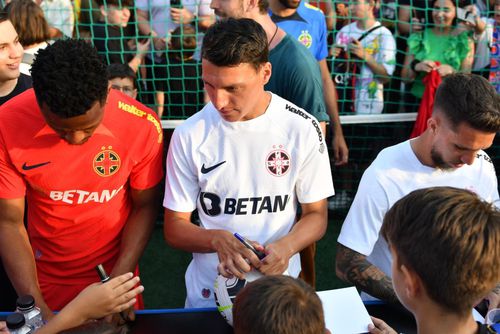 Sud-africanul Siyabonga Ngezana, în stânga, e în lot pentru partida cu Dinamo / foto: Facebook@ FCSB Official