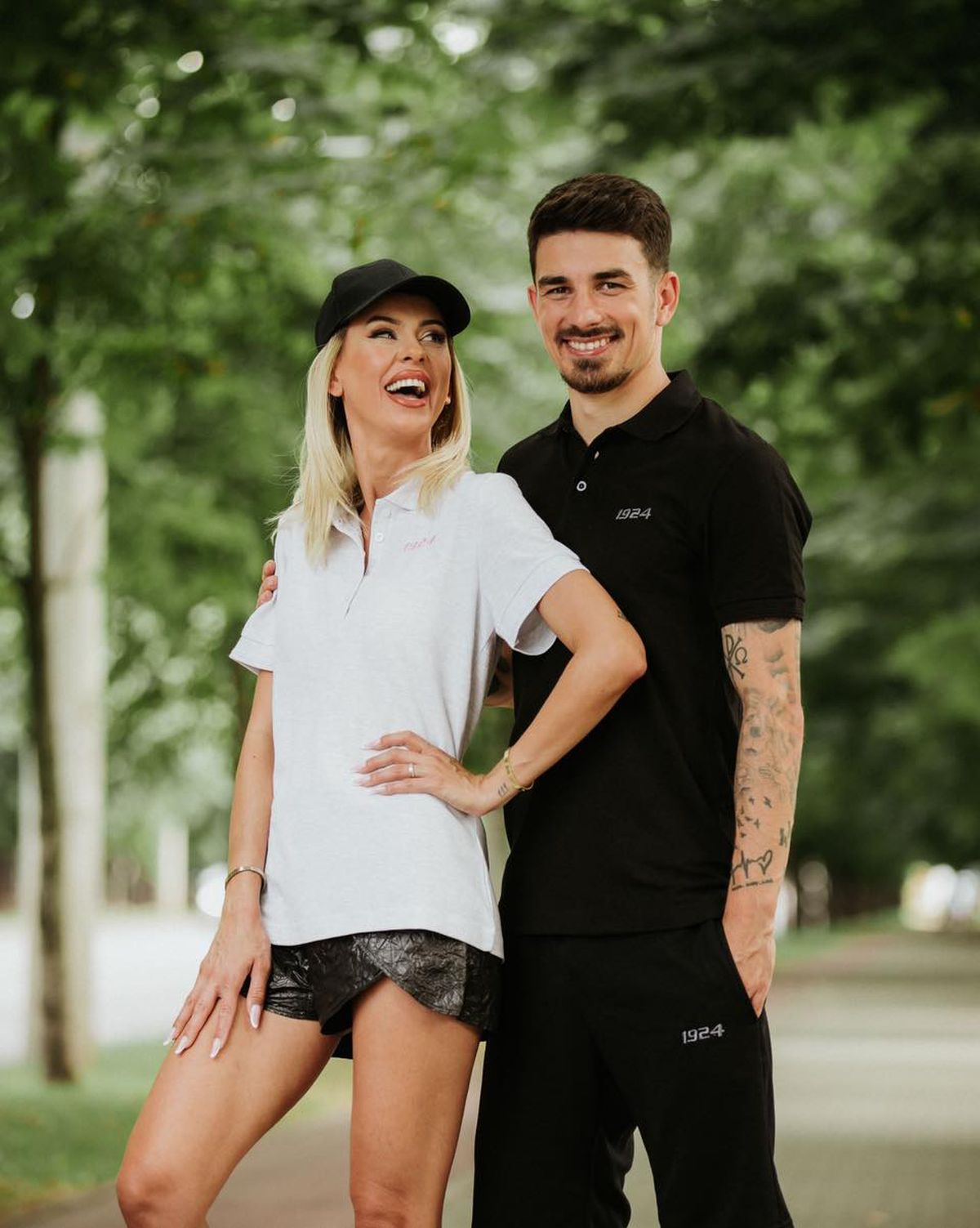 Hanca și soția lui, modele pentru noua colecție de articole vestimentare lansată de Petrolul