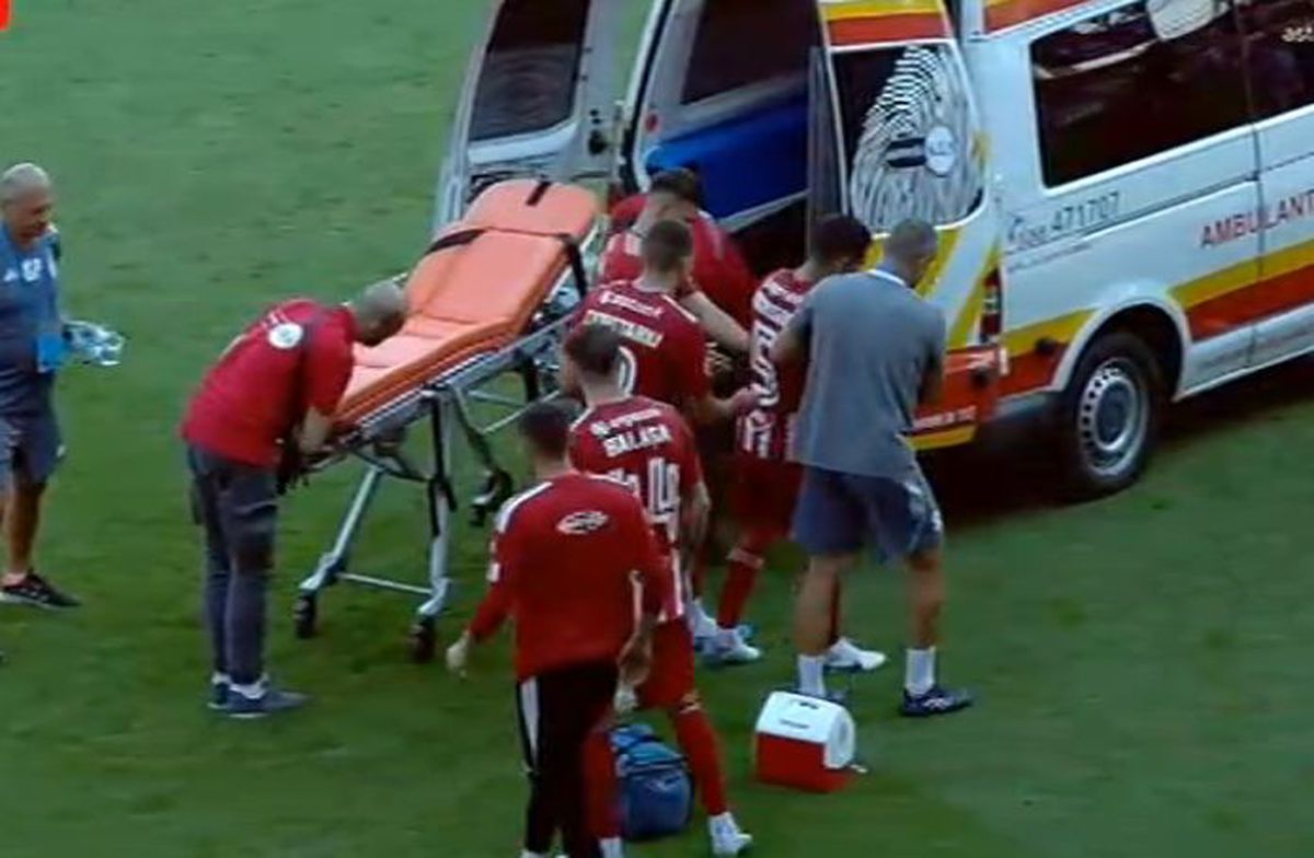 Scene uluitoare la Sepsi - FCU, primul meci al zilei din Superligă! Aproape să leșine de durere, fotbalistul n-a putut fi urcat în ambulanță dintr-un motiv incredibil