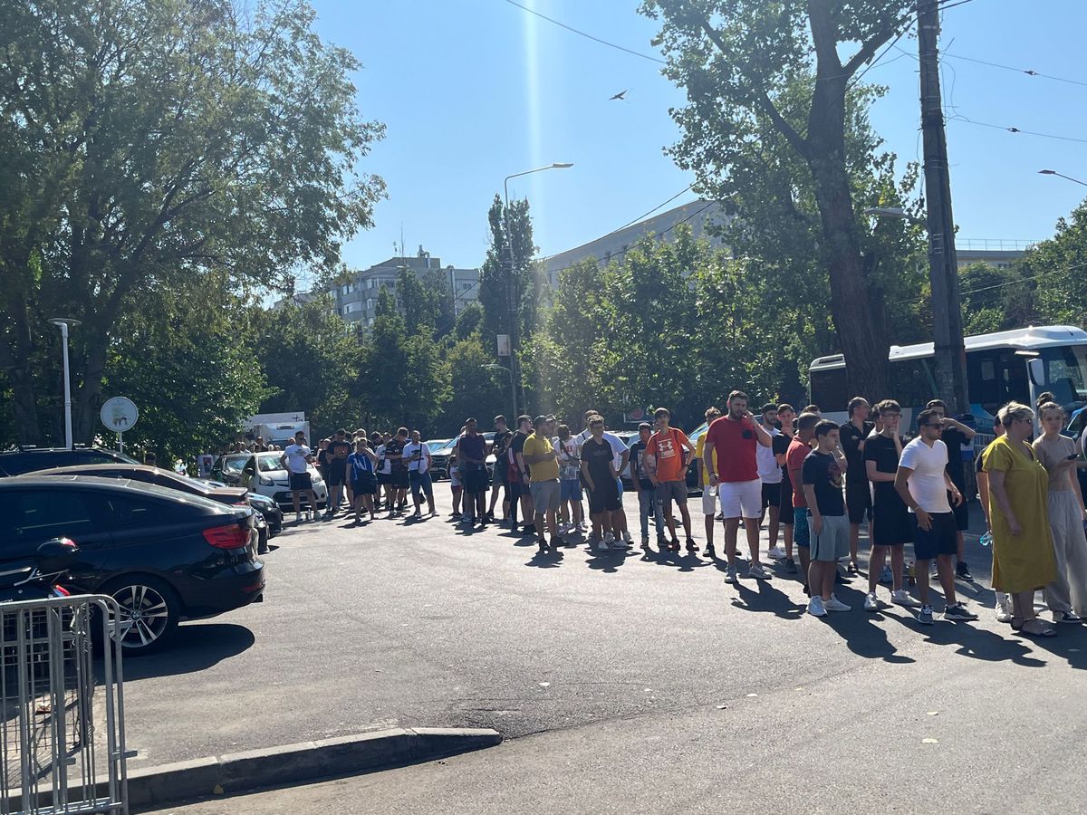 Scene uluitoare la Arena Națională: oameni rugați de MM Stoica să nu mai aștepte și să nu se mai așeze la coadă fiindcă nu mai ajung să intre în posesia unui bilet la derby