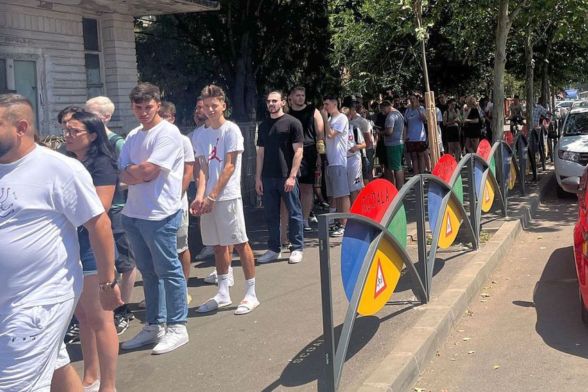Sute de oameni așteaptă pentru a cumpăra bilete la FCSB - Dinamo