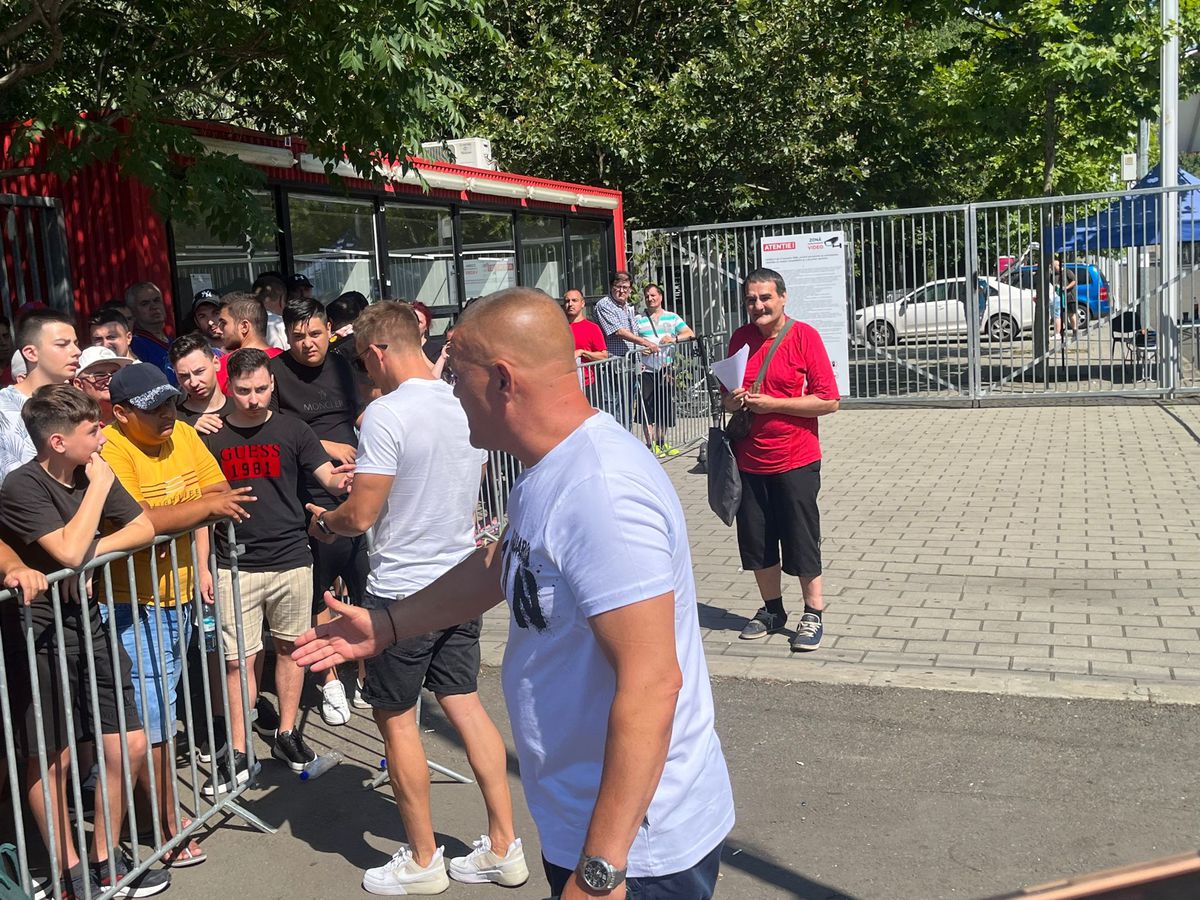 Scene uluitoare la Arena Națională: oameni rugați de MM Stoica să nu mai aștepte și să nu se mai așeze la coadă fiindcă nu mai ajung să intre în posesia unui bilet la derby