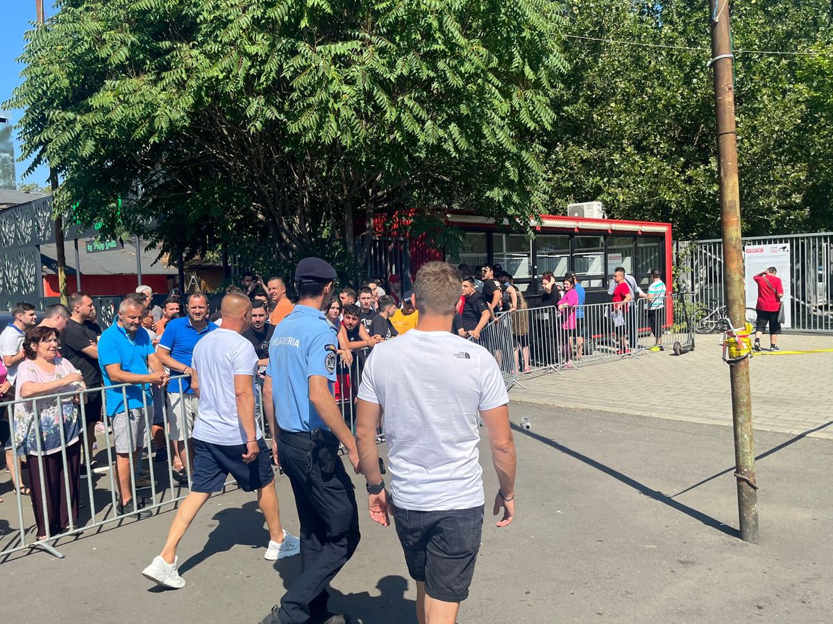 Scene uluitoare la Arena Națională: oameni rugați de MM Stoica să nu mai aștepte și să nu se mai așeze la coadă fiindcă nu mai ajung să intre în posesia unui bilet la derby
