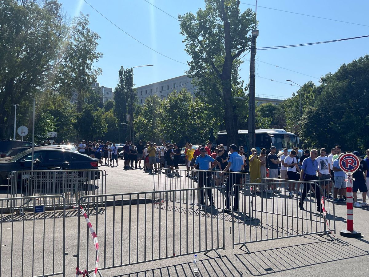 Scene uluitoare la Arena Națională: oameni rugați de MM Stoica să nu mai aștepte și să nu se mai așeze la coadă fiindcă nu mai ajung să intre în posesia unui bilet la derby