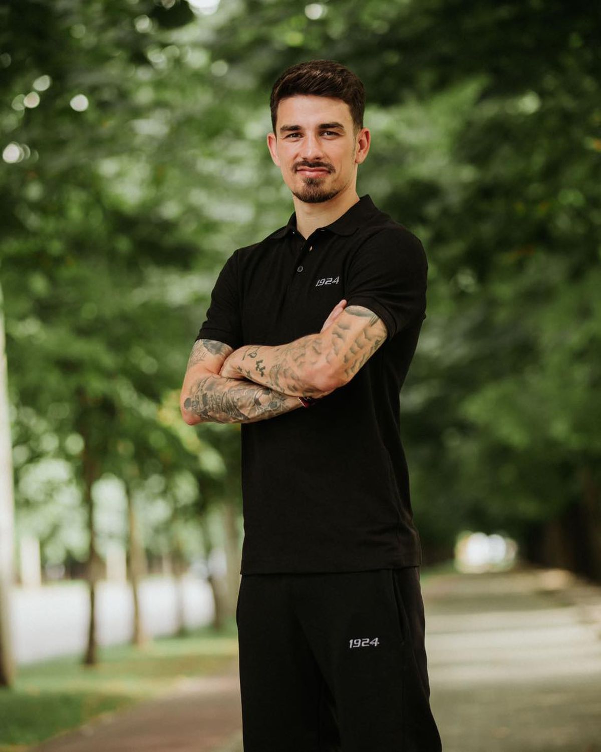 Hanca și soția lui, modele pentru noua colecție de articole vestimentare lansată de Petrolul