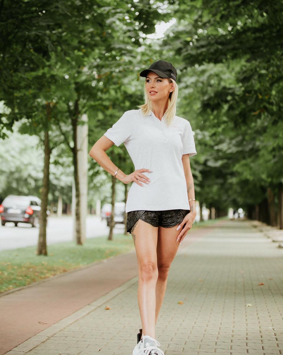 Hanca și soția lui, modele pentru noua colecție de articole vestimentare lansată de Petrolul