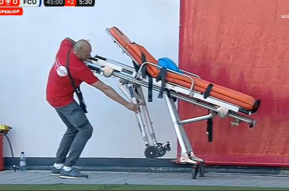 Scene uluitoare la Sepsi - FCU, primul meci al zilei din Superligă! Aproape să leșine de durere, fotbalistul n-a putut fi urcat în ambulanță dintr-un motiv incredibil