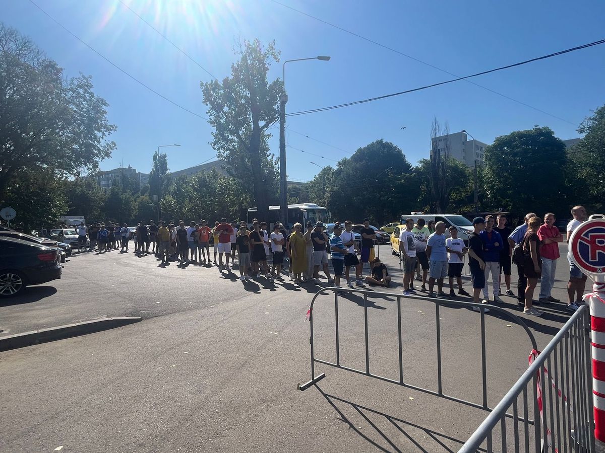 Scene uluitoare la Arena Națională: oameni rugați de MM Stoica să nu mai aștepte și să nu se mai așeze la coadă fiindcă nu mai ajung să intre în posesia unui bilet la derby