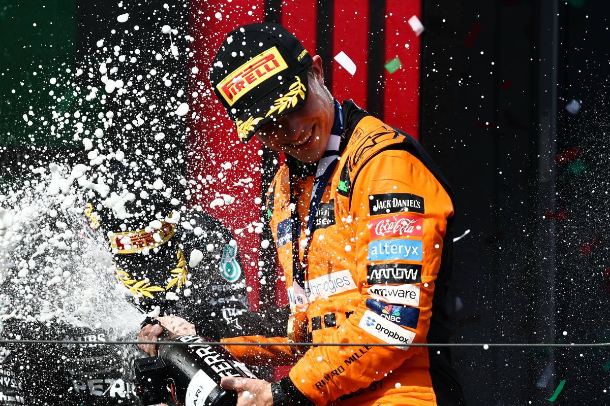 Cea mai controversată cursă a sezonului din Formula 1! I-a cedat locul pentru victorie după un ordin intern + incident ca în 2021 între Hamilton și Verstappen