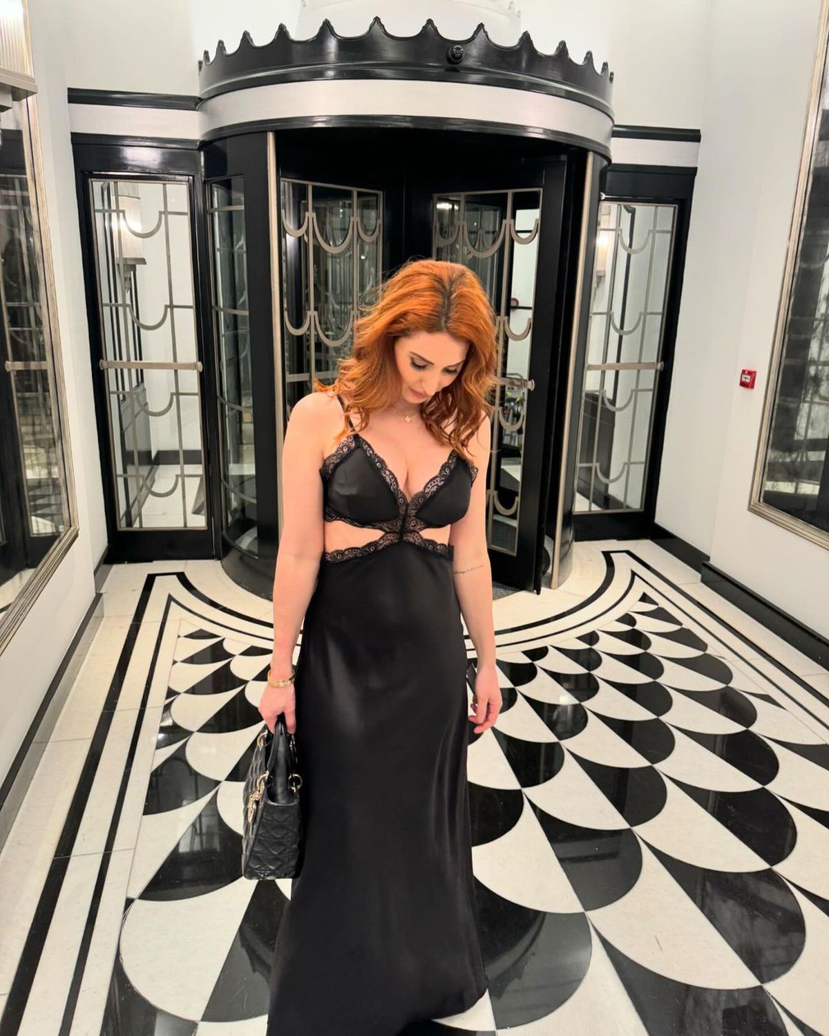 A trecut peste divorț! Starul englez a fost surprins într-un bar alături de 4 femei: „Îi plăcea atenția oferită!”