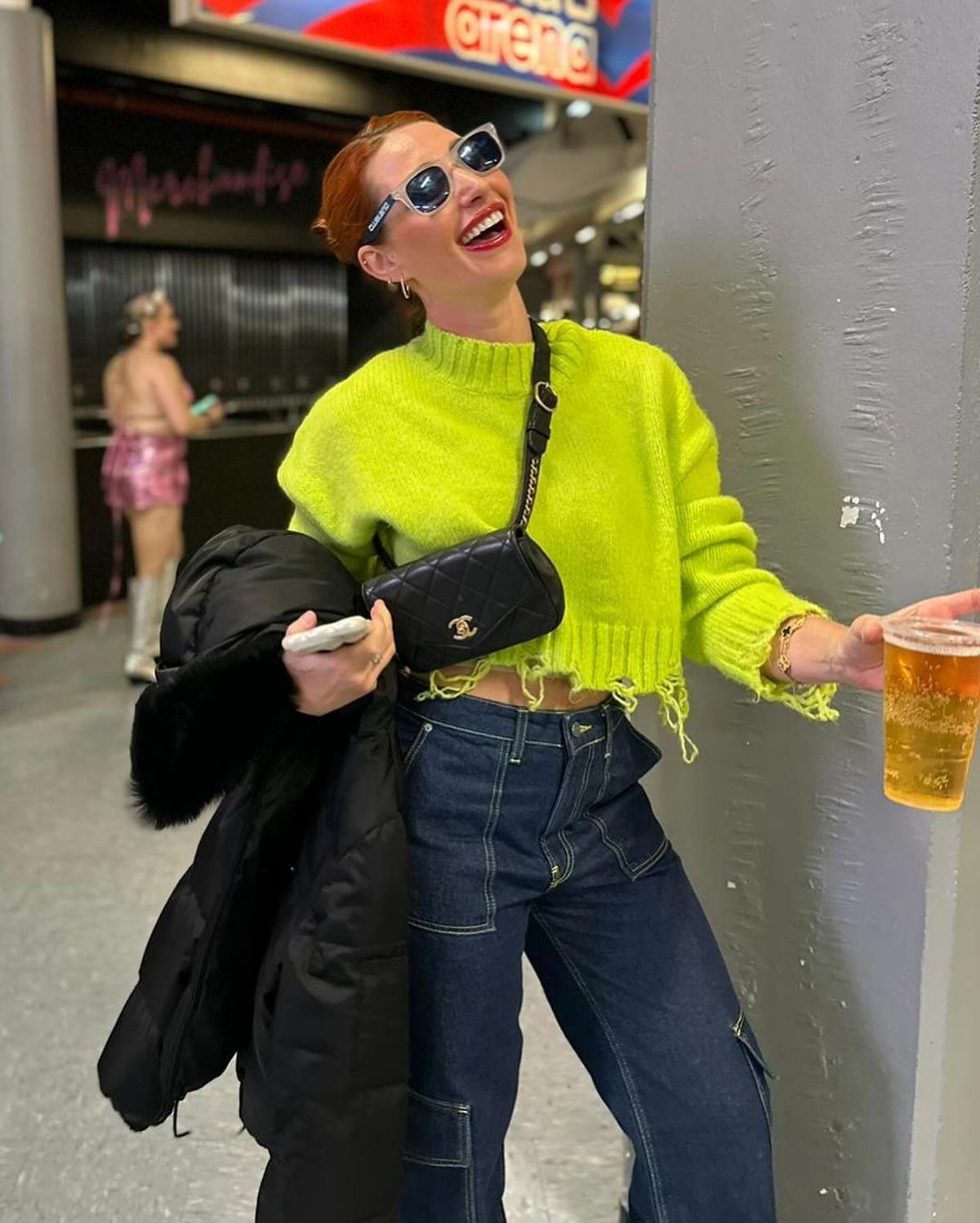 A trecut peste divorț! Starul englez a fost surprins într-un bar alături de 4 femei: „Îi plăcea atenția oferită!”