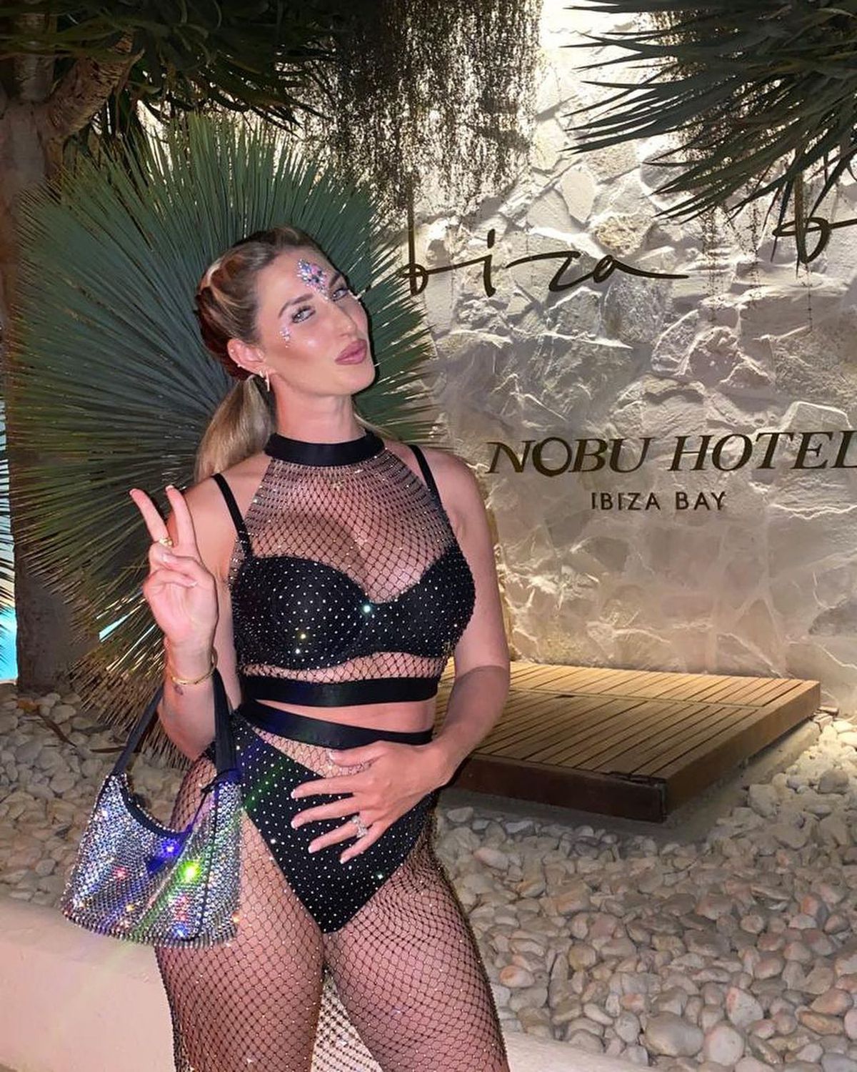 A trecut peste divorț! Starul englez a fost surprins într-un bar alături de 4 femei: „Îi plăcea atenția oferită!”