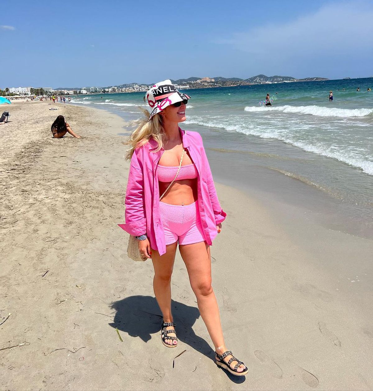 A trecut peste divorț! Starul englez a fost surprins într-un bar alături de 4 femei: „Îi plăcea atenția oferită!”