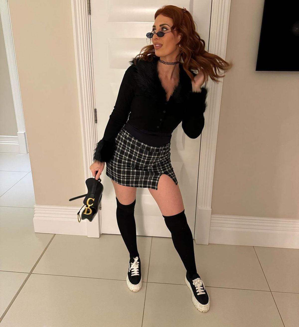 A trecut peste divorț! Starul englez a fost surprins într-un bar alături de 4 femei: „Îi plăcea atenția oferită!”