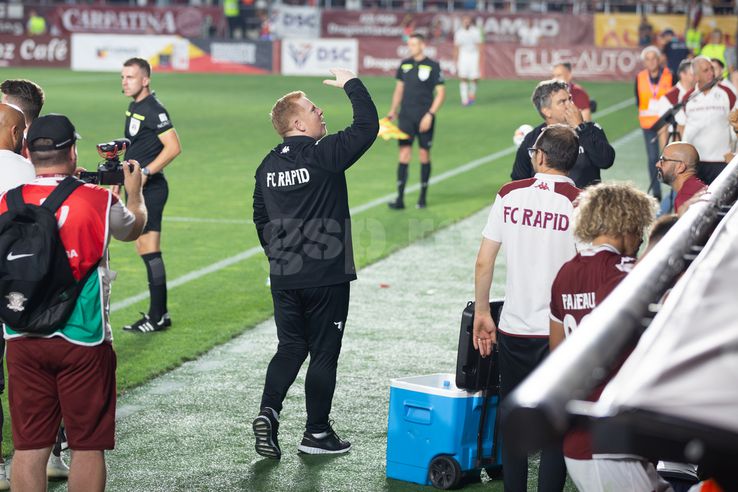 Neil Lennon în timpul meciului Rapid - CFR Cluj. FOTO: Ionuț Iordache (GSP)