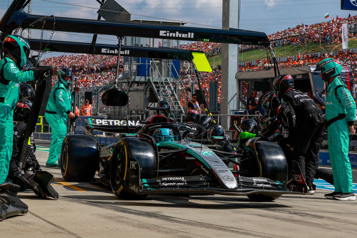 Cea mai controversată cursă a sezonului din Formula 1! I-a cedat locul pentru victorie după un ordin intern + incident ca în 2021 între Hamilton și Verstappen