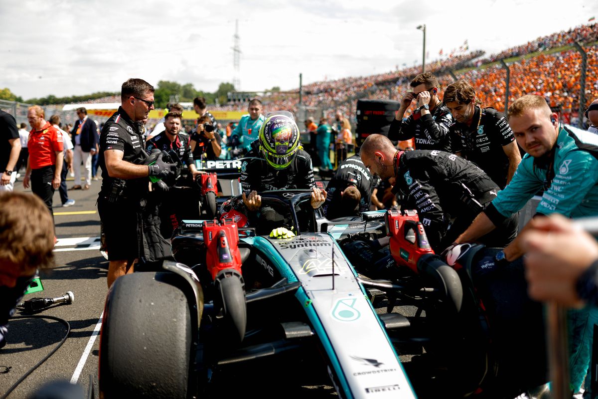 Cea mai controversată cursă a sezonului din Formula 1! I-a cedat locul pentru victorie după un ordin intern + incident ca în 2021 între Hamilton și Verstappen