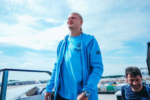 Erling Haaland, la urcarea în avionul care a dus-o pe Manchester City în SUA / Foto: Manchester City