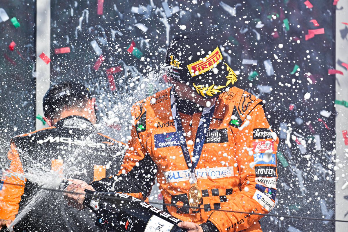 Cea mai controversată cursă a sezonului din Formula 1! I-a cedat locul pentru victorie după un ordin intern + incident ca în 2021 între Hamilton și Verstappen