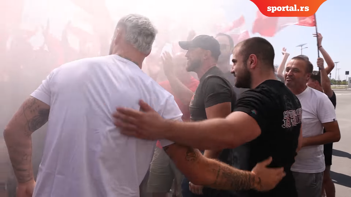 Celebra galerie a Stelei Roșii Belgrad „s-a mutat” pe aeroport » Fostul fotbalist al lui Inter a fost primit ca un rege