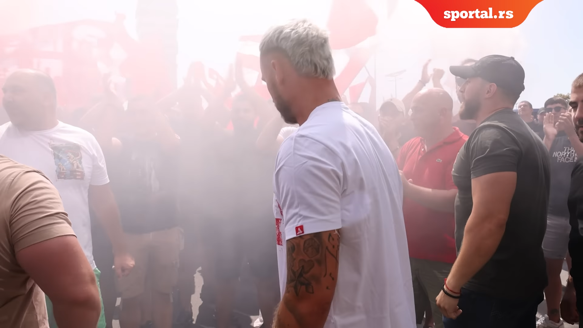 Celebra galerie a Stelei Roșii Belgrad „s-a mutat” pe aeroport » Fostul fotbalist al lui Inter a fost primit ca un rege