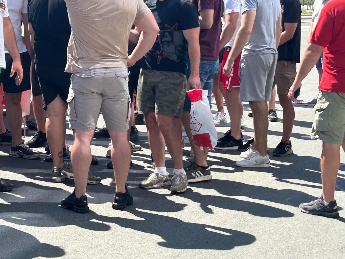 Celebra galerie a Stelei Roșii Belgrad „s-a mutat” pe aeroport » Fostul fotbalist al lui Inter a fost primit ca un rege