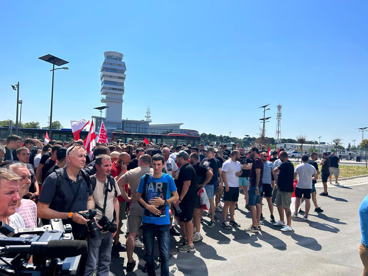 Celebra galerie a Stelei Roșii Belgrad „s-a mutat” pe aeroport » Fostul fotbalist al lui Inter a fost primit ca un rege