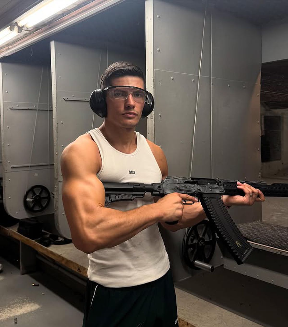 A câștigat lupta din UFC, apoi a pornit către podiumul Versace: „Arăt bine, nu?”