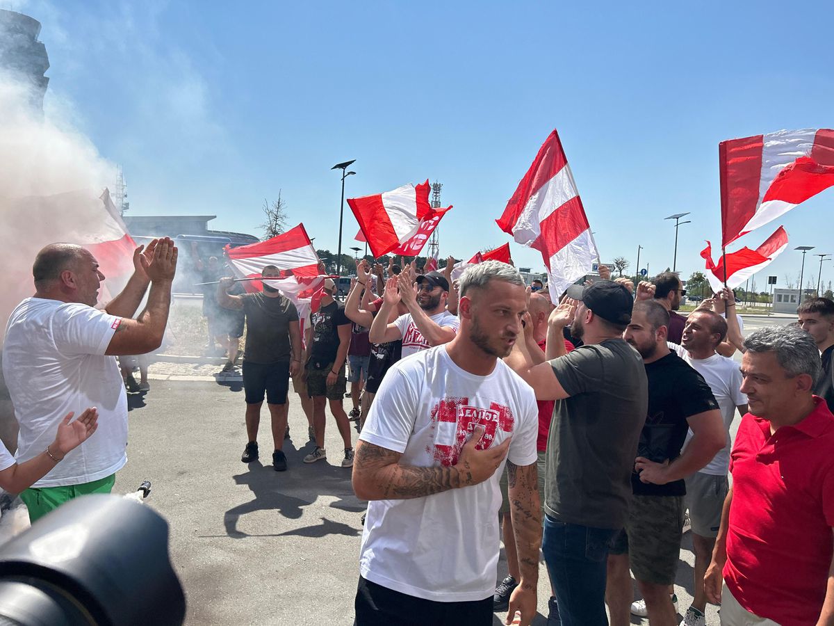 Celebra galerie a Stelei Roșii Belgrad „s-a mutat” pe aeroport » Fostul fotbalist al lui Inter a fost primit ca un rege